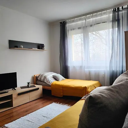 Veronika 1 - 5 Vendeg Apartment *